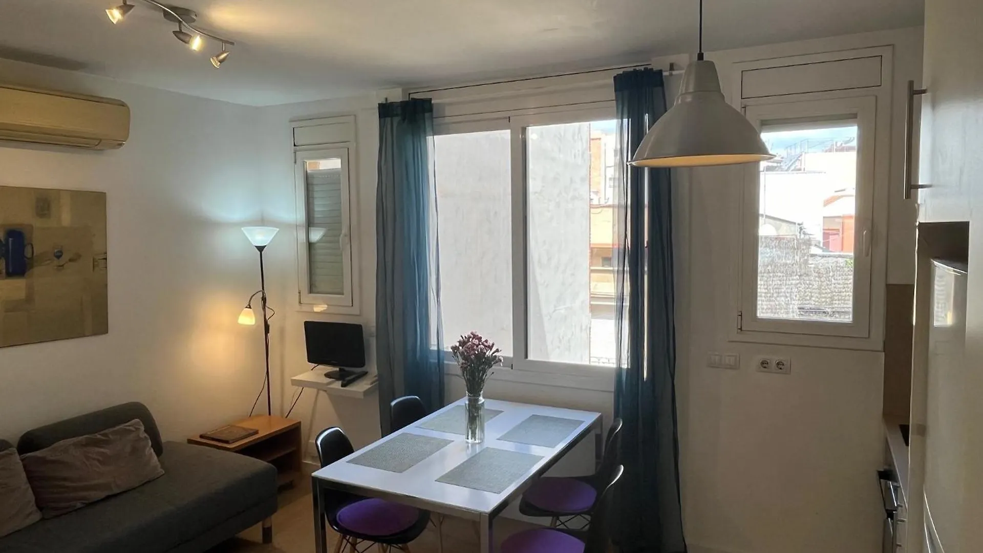 2 Bedrooms By Sants Market Barcelona Apartment